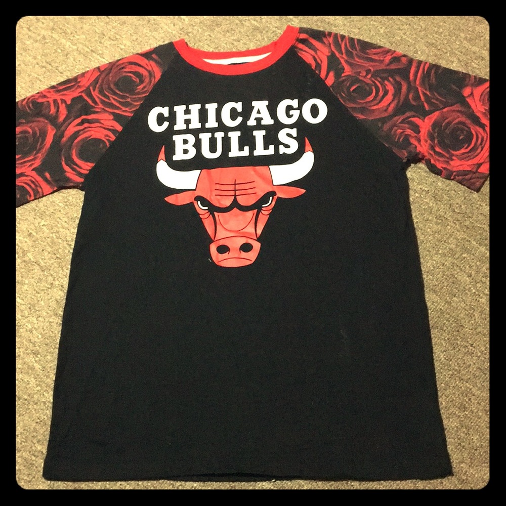 Chicago bulls T-shirt+ black and red rose sleeves